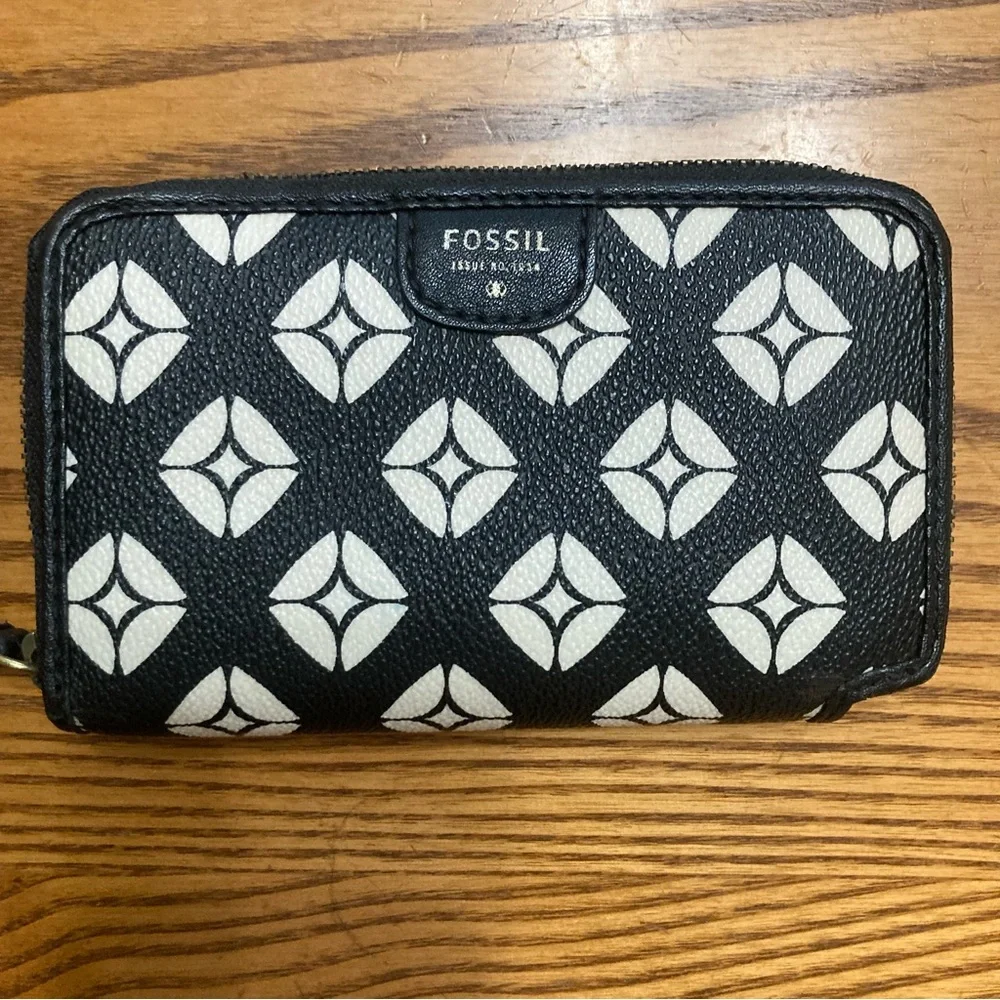 Fossil Black and White Diamond Pattern Wallet